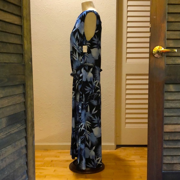 Navy and Light Blue Sleeveless Dress - Picture 3 of 9